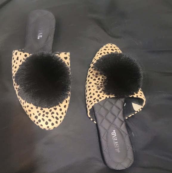 Leopard Print Cozy Slips with fuzzy ball - Picture 5 of 6